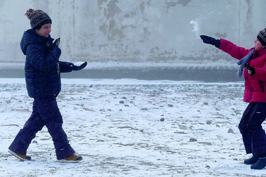 Crianças em brincadeiras com a neve acumulada no maciço central da Serra da Estrela