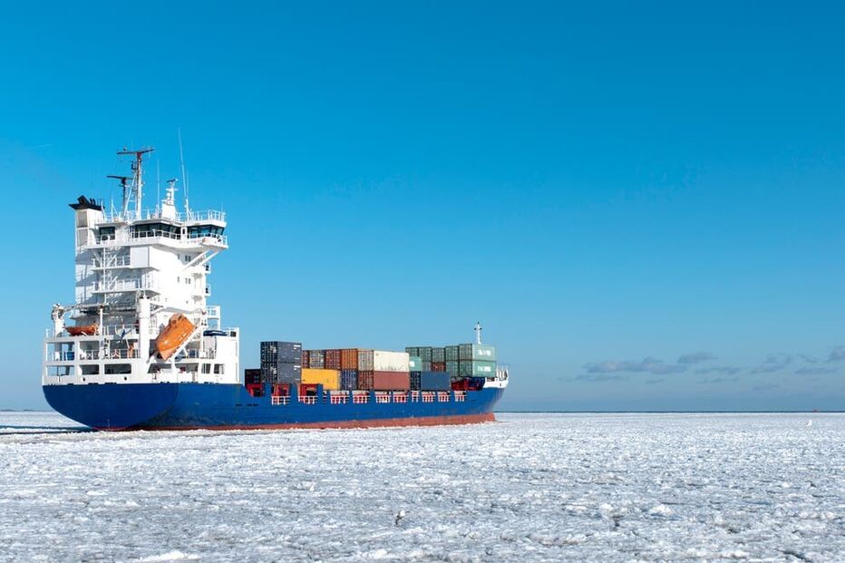 Pelo menos 18 navios presos no gelo depois do Oceano Ártico congelar inesperadamente perto da Rússia 