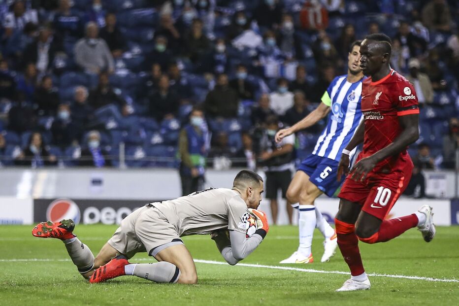 No jogo com o Liverpool, no Estádio do Dragão, o F C Porto perdeu por 1-5. Agora, em Anfield Road, quer retificar