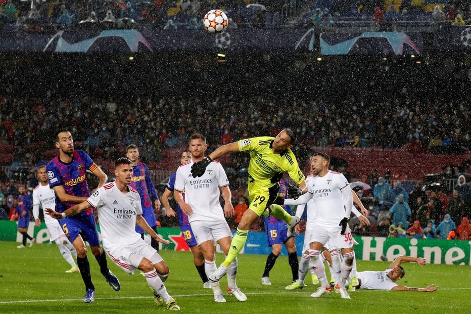 Odysseas afasta a bola, num lance  de ataque  do Barcelona