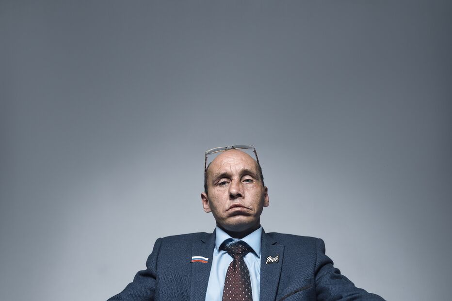 O ator Andrei Neretin , que desempenha o papel de Vitaly Nalivkin, um agente da polícia regional