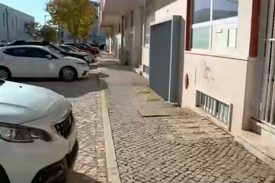 Homem leva tiro em roubo à porta de escola na Costa da Caparica