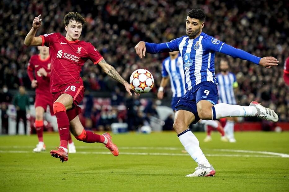 Taremi, aqui numa disputa com Neco Williams, chegou a levar uma reprimenda de Sérgio Conceição num lance em que não atirou à baliza 