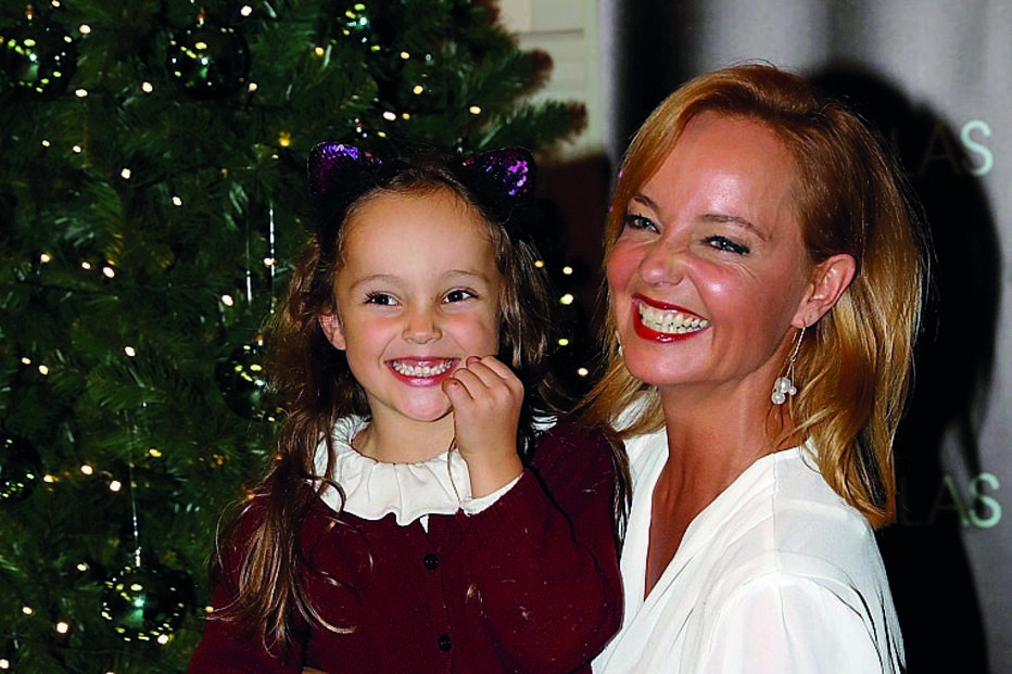 Bárbara Norton de Matos e a filha Flor, de 5 anos 