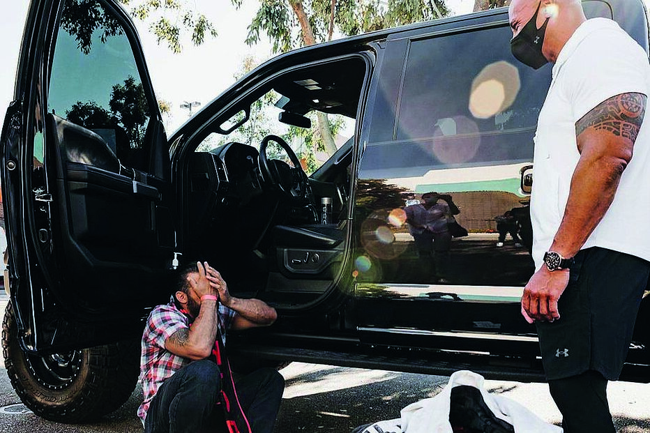 Oscar Rodriguez não conteve a emoção quando foi surpreendido por Dwayne Johnson e este lhe disse que a carrinha era sua 