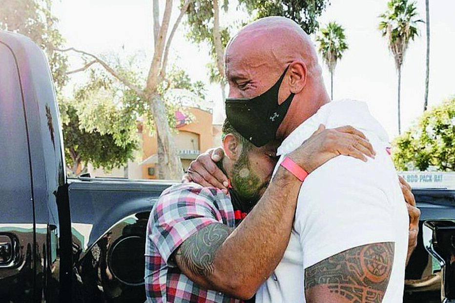 Oscar Rodriguez não conteve a emoção quando foi surpreendido por Dwayne Johnson e este lhe disse que a carrinha era sua 