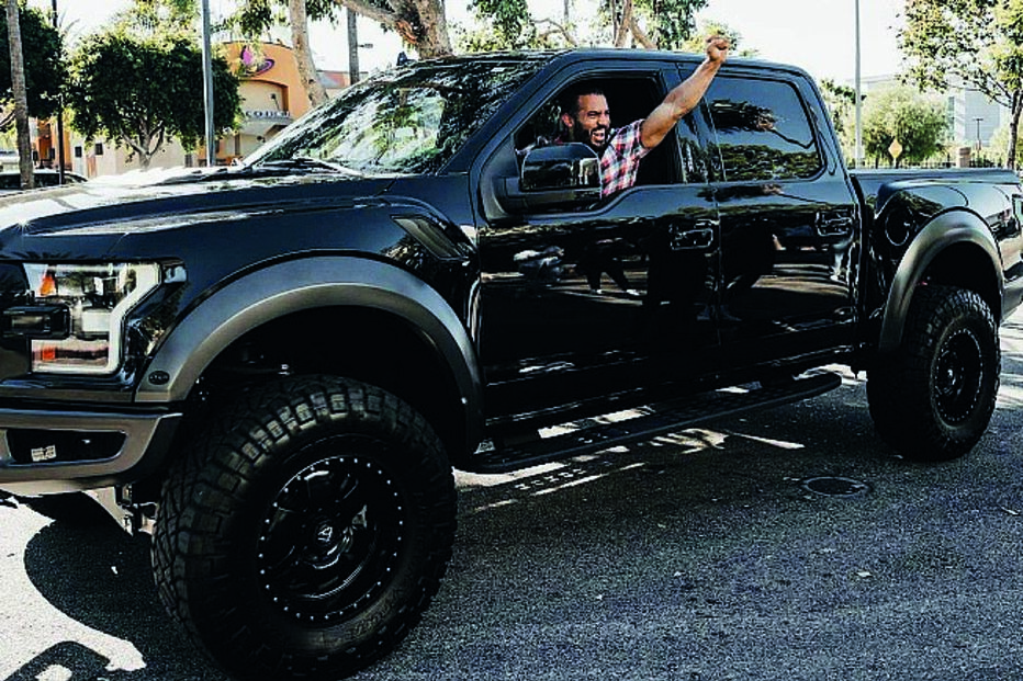 Oscar Rodriguez não conteve a emoção quando foi surpreendido por Dwayne Johnson e este lhe disse que a carrinha era sua 