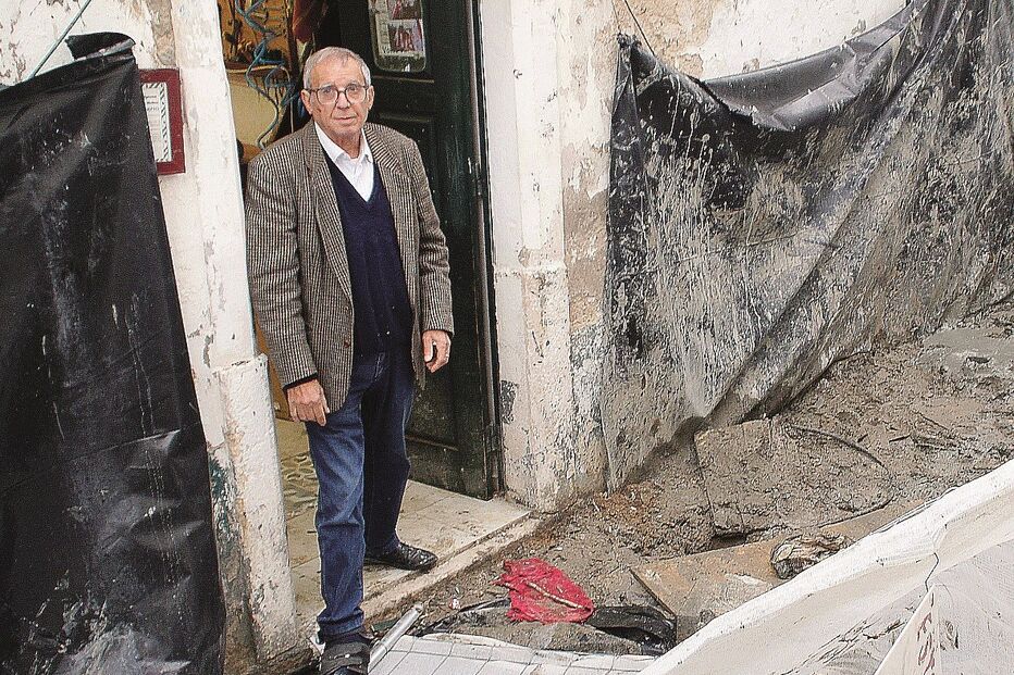 Carlos Ferreira queixa-se da lama resultante da obra que envolve a oficina  