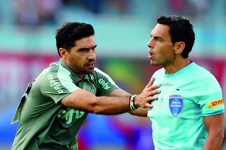 Abel Ferreira durante o jogo em Montevideu 