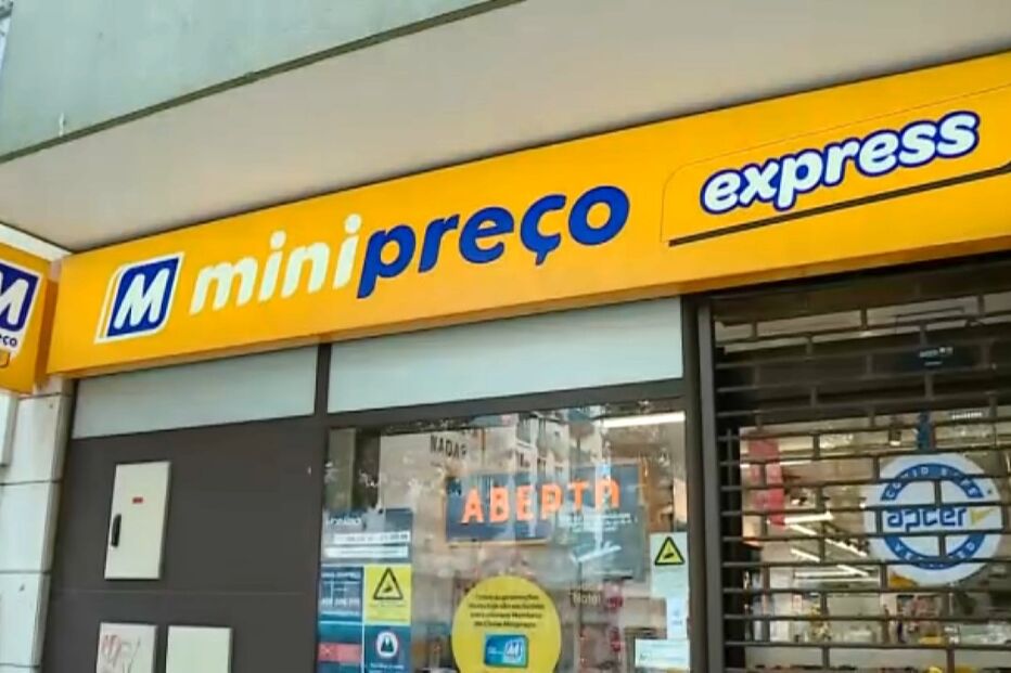 Dois jovens armados assaltam supermercado em Almada