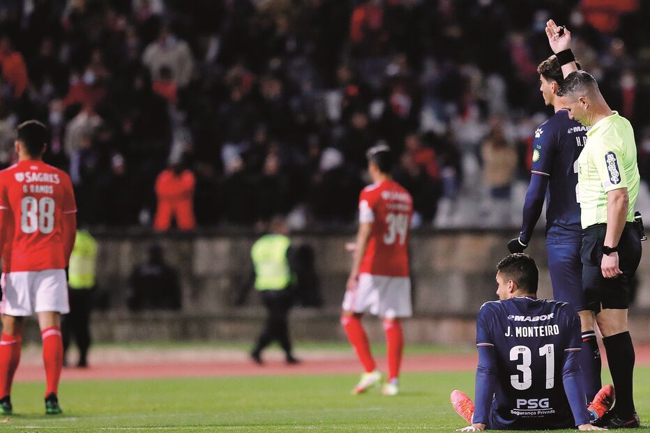 Jogo da polémica terminou quando João Monteiro se mostrou incapaz de continuar a jogar e o Belenenses SAD ficou reduzido a seis jogadores, aos 46 minutos 
