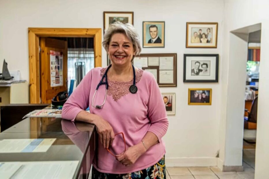 Médica alerta para impacto da nova variante Ómicron nos idosos