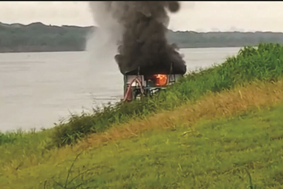 Militares destruíram barcaças usadas por garimpeiros ilegais para prospetar ouro