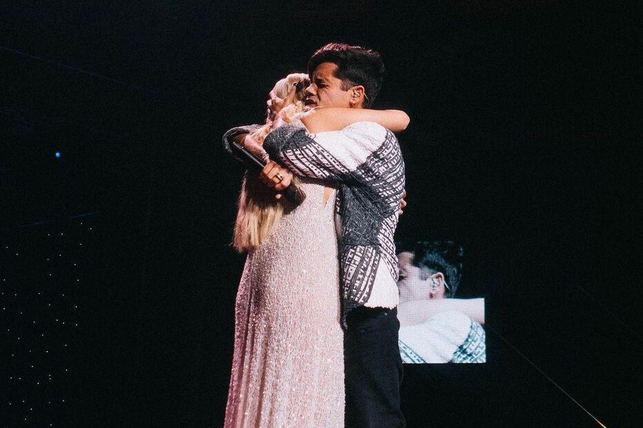 Bárbara e namorado de Sara Carreira emocionam plateia a cantar