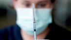 Pfizer-BioNTech iniciam recrutamento para testar vacina contra variante Ómicron da Covid-19 