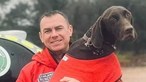 Cão de busca e salvamento resgatado durante treino em floresta