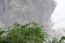 Erupção de vulcão na Indonésia faz um morto e dezenas de feridos