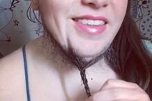 Mulher ‘barbuda’ aceita pelos no rosto e faz furor nas redes sociais