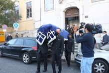 Família e amigos em lágrimas no último adeus ao ator Rogério Samora