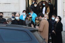 Família e amigos em lágrimas no último adeus ao ator Rogério Samora