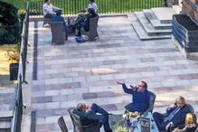 Foto mostra o PM a beber com a mulher e colaboradores no jardim da residência oficial