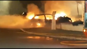 Carro destruído pelas chamas em zona residencial de Estremoz. Veja as imagens
