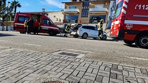 Dois feridos em colisão entre três carros em Santa Maria da Feira