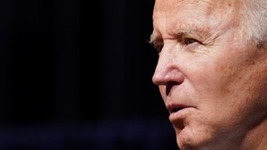 Joe Biden pede à população que tome dose de reforço da vacina para conter vírus nos EUA