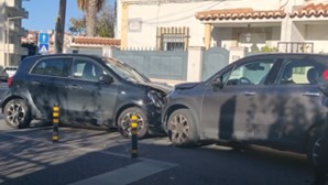 Mulher desmaia ao volante e choca com outro carro em São João do Estoril