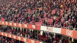 Lenços brancos e assobios: Adeptos do Benfica 'mostram' porta da saída a Jorge Jesus após derrota no dérbi