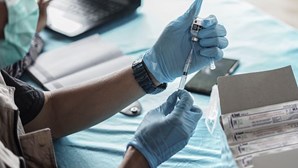 Italiano tenta usar braço de silicone para se 'vacinar' contra a Covid-19