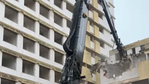 Demolição do prédio Coutinho já começou com equipamento "único em Portugal"