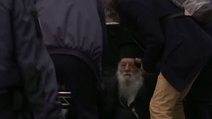 "Você é um herege", grita padre ortodoxo ao Papa Francisco em Atenas
