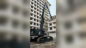 Máquina gigante já está a demolir o prédio ‘Coutinho’