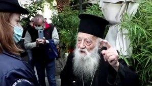 "Você é um herege": Padre ortodoxo detido após insultar Papa Francisco durante visita à Grécia