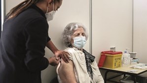 900 mil pessoas aguardam terceira dose da vacina contra a Covid-19