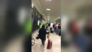 Pagamento de teste à Covid-19 de repatriados de Moçambique provocou o caos no aeroporto de Lisboa