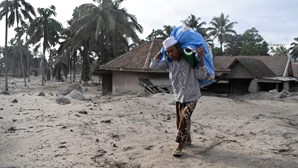 Pelo menos 27 desaparecidos e 15 mortos após erupção do vulcão Semeru na Indonésia