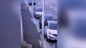 Câmaras de videovigilância captam momento de tentativa de assalto a carro no Porto