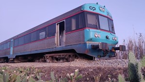 Comboio descarrila em Olhão com 30 pessoas no interior. Linha do Algarve cortada