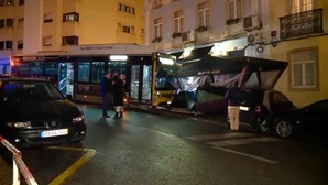 Autocarro desgovernado embate contra restaurante em Lisboa