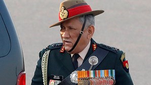 Queda de helicóptero mata chefe das Forças Armadas da Índia, mulher e mais 11 pessoas