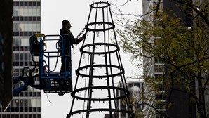 Homem detido por incendiar árvore de Natal de 15 metros no centro de Manhattan, nos EUA