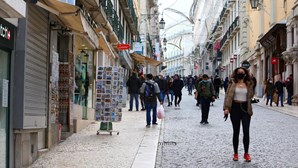 Subida dos preços leva portugueses a reduzir gastos em roupas e refeições fora de casa