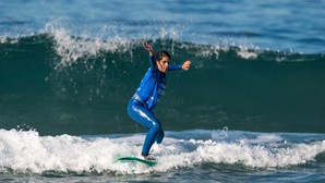Marta Paço sagra-se campeã mundial de surf adaptado na Califórnia