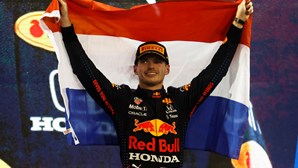 Max Verstappen aliviado por ter tido "finalmente um pouco de sorte" ao conquistar o primeiro título mundial de Fórmula 1