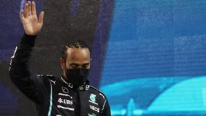 Mercedes não se conforma e apresenta protesto junto da FIA após derrota de Hamilton