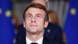 "Irritar" os não-vacinados: Eis a nova estratégia de Macron para combater a Covid-19 em França