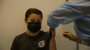 Milhares de crianças começam a ser vacinadas contra a Covid-19