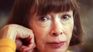 Morreu a escritora norte-americana Joan Didion aos 87 anos